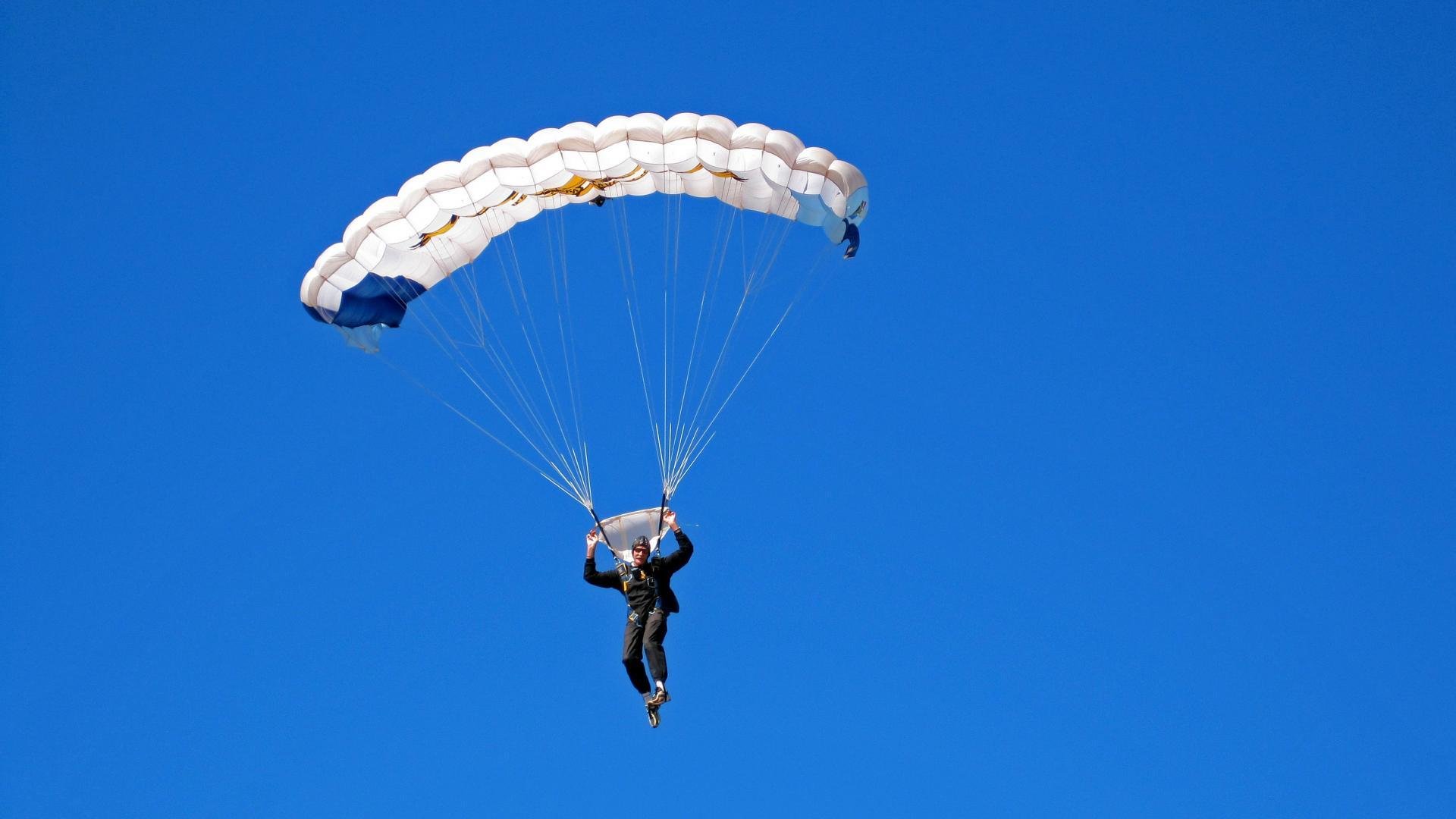 冰球训练场地和装备改善,提升运动员的竞技状态与安全,冰球初级训练教程